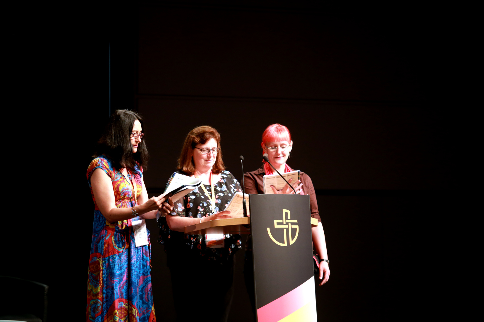 Participación de mujeres en asamblea de CMIR