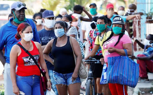 Personas esperando por víveres en Cuba