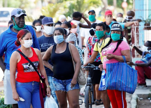 Personas esperando por víveres en Cuba