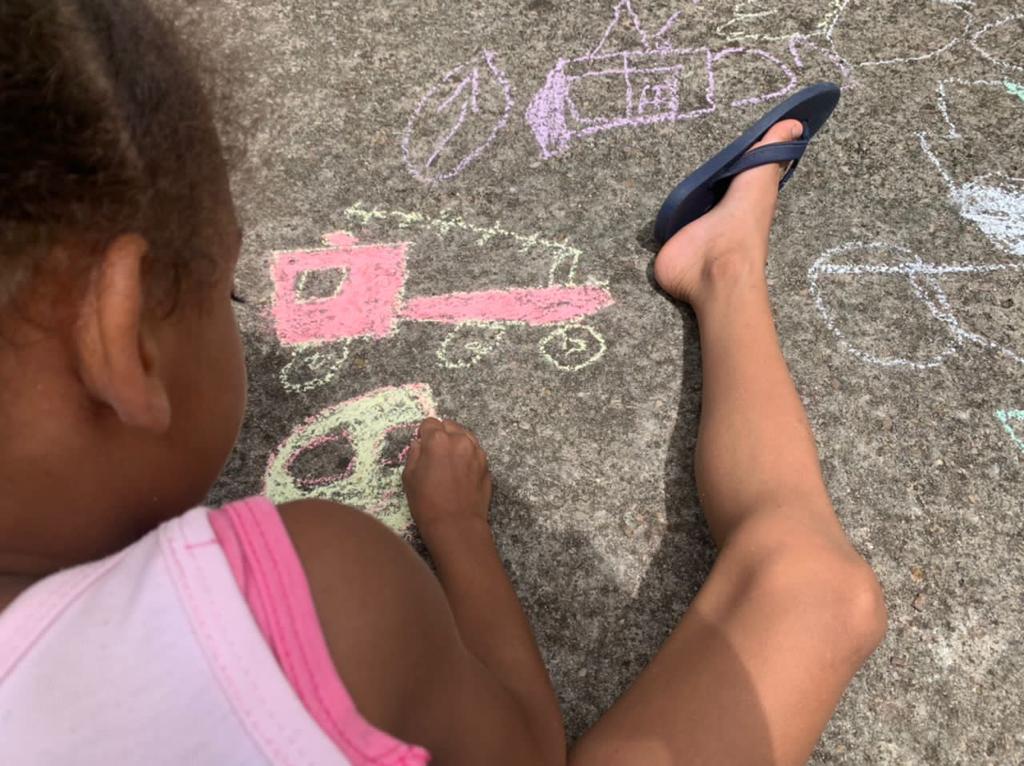 Niña dibujando con tiza